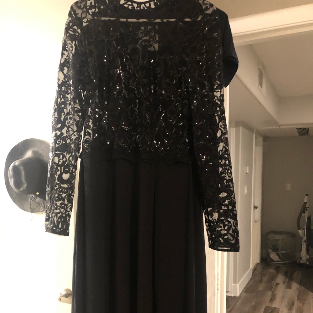 BEAUTIFUL BRAND NEW Long Sleeve/Lace Formal Gown